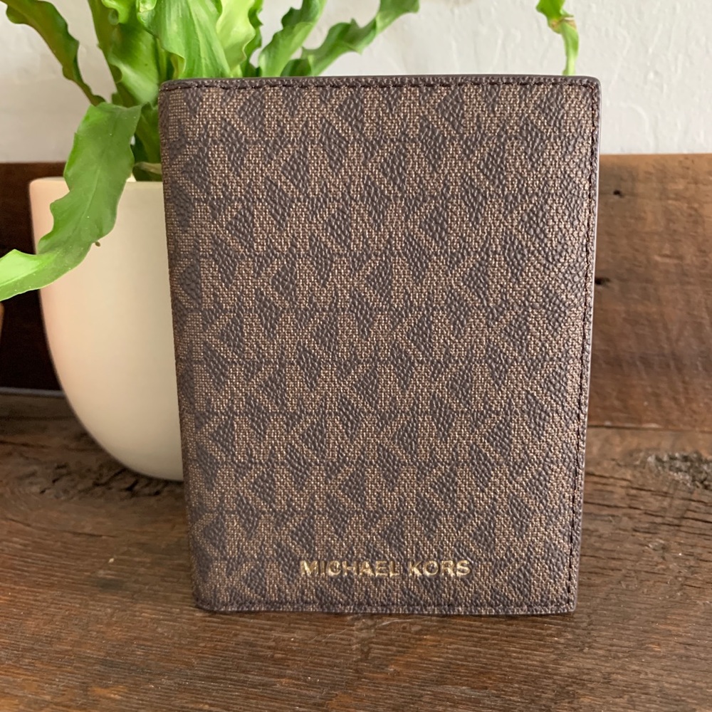 Michael Kors Passport Case Jetset